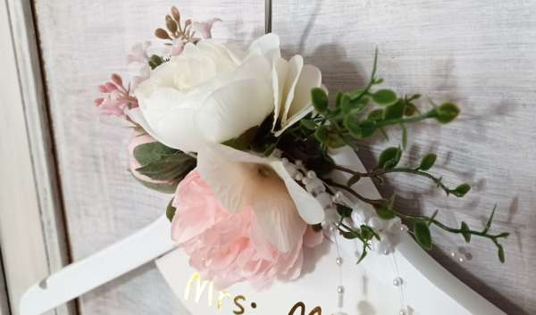 Kunstblumen auf Kleiderbügel für das Brautkleid