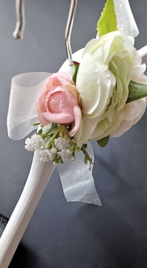 Seidenblumenbouquet an Hochzeitsbügel