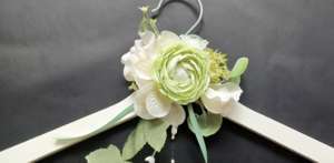 Romantische Braut. Kleiderbügel mit Seidenblumen