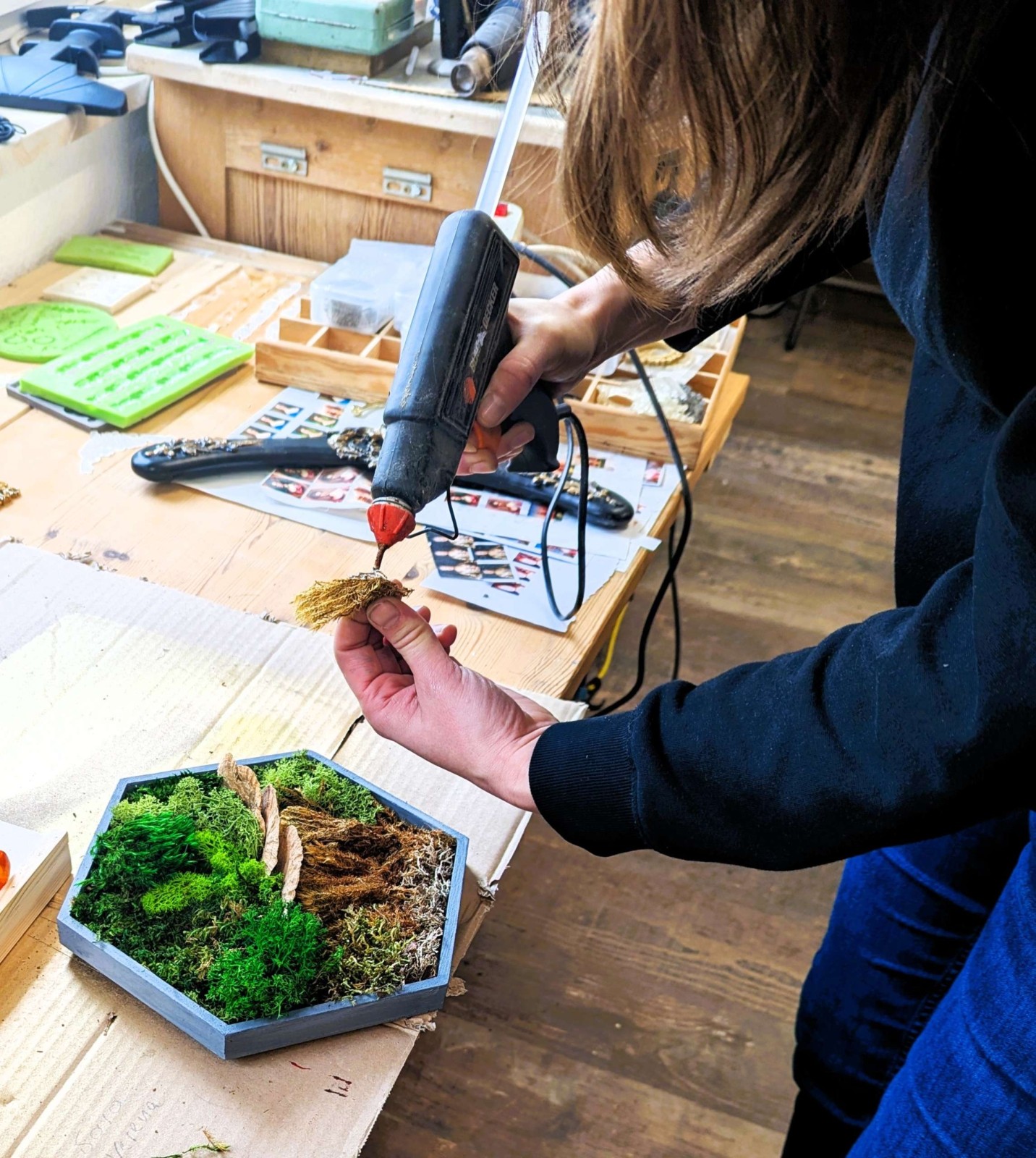 Herstellung eines eigenen Moosbildes, mit Heißklebepistole