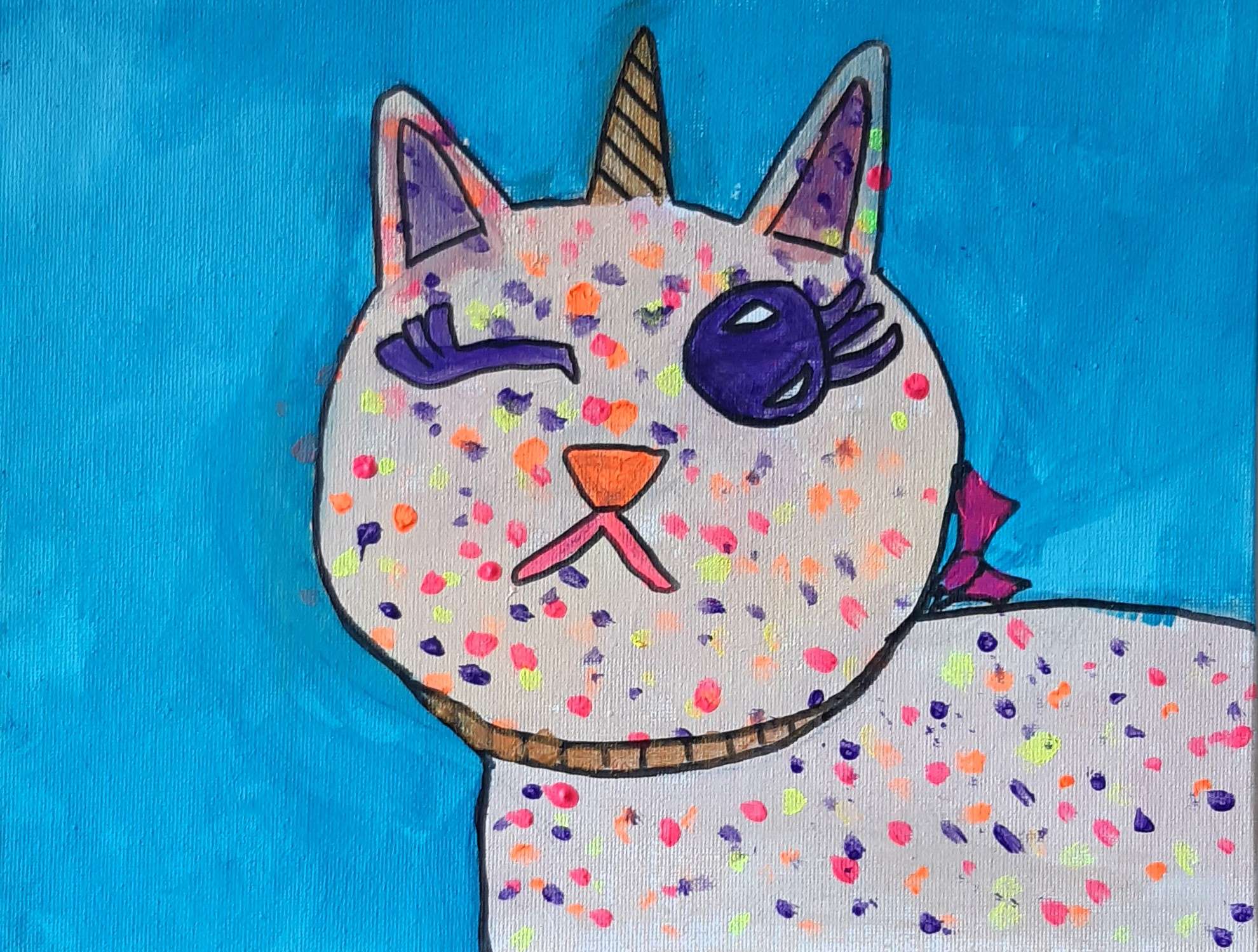 Gemälde einer verrückten Katze mit einem geschlossenen Auge um vielen bunten Punkten im Fell. Kindermalkurs bei Titus Schwan