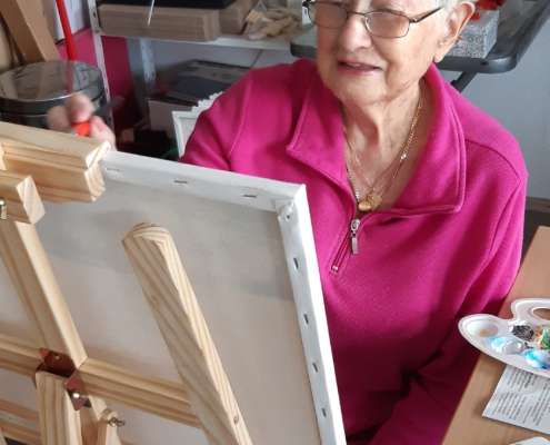 Bei Titus Schwan im Atelier. Seniorin im Malkurs